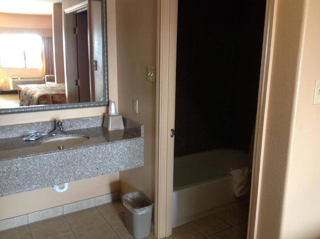 Budgetel Inn And Suites Hearne Room photo